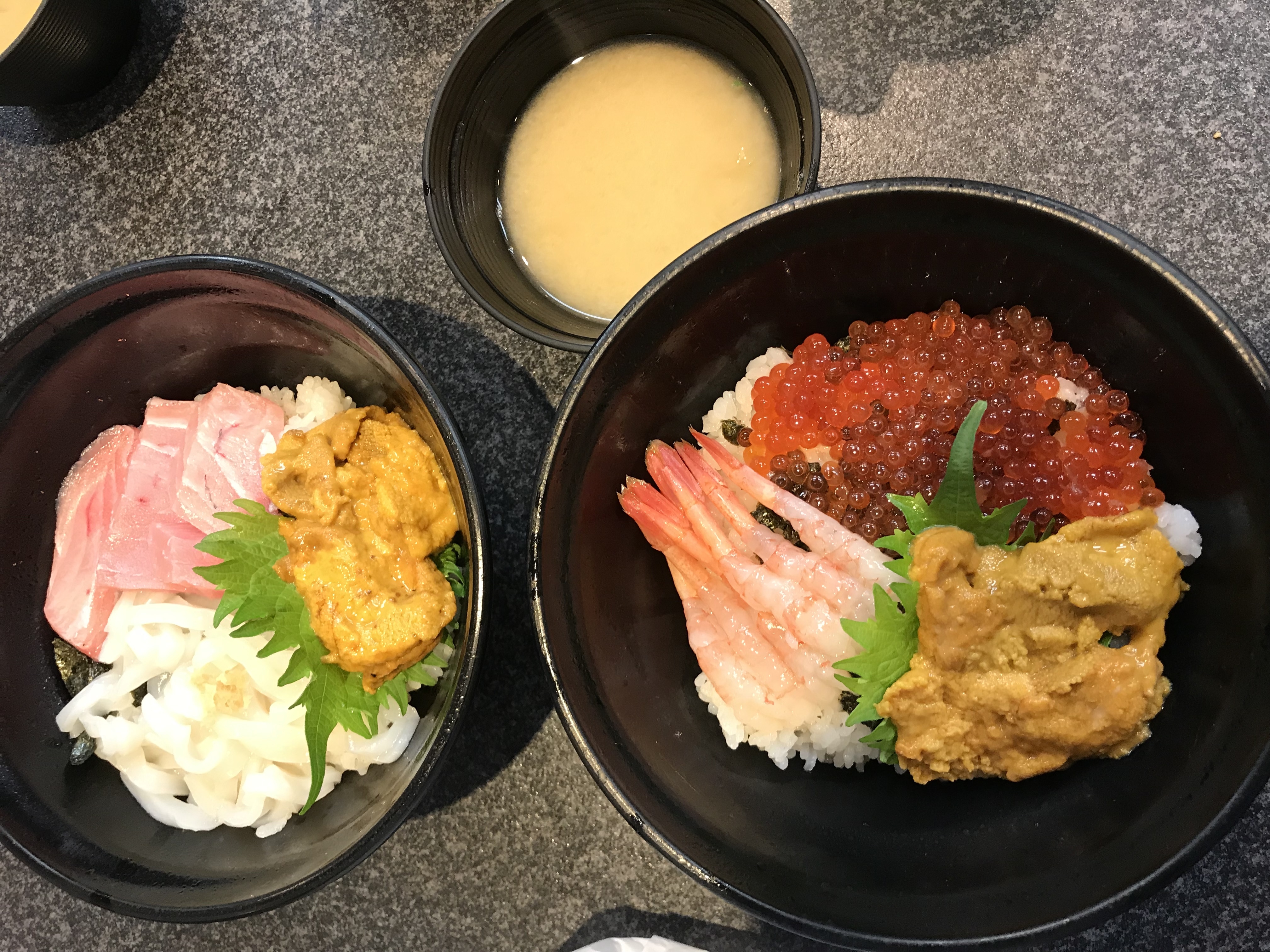 三種盛り海鮮丼‥具の種類で金額が変わる