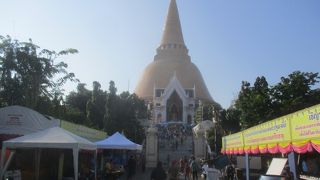 巨大な仏塔