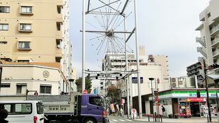 通り沿いの大型オブジェが気になる通り　伊勢佐木町商店街