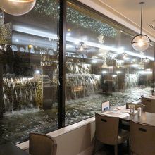 窓の外には滝が流れていました