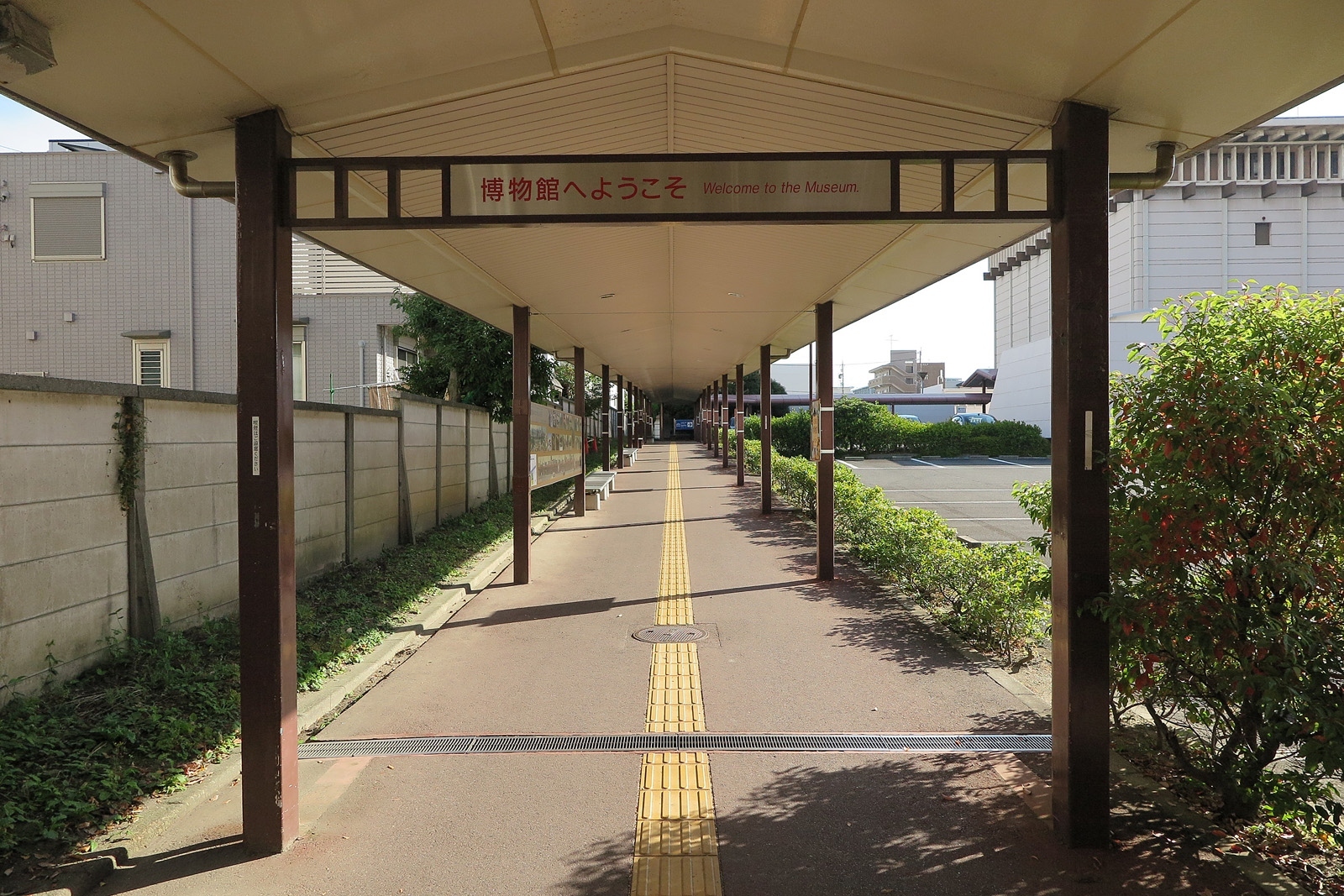 「桜山」駅からは、正面玄関手前にある通路を利用し…