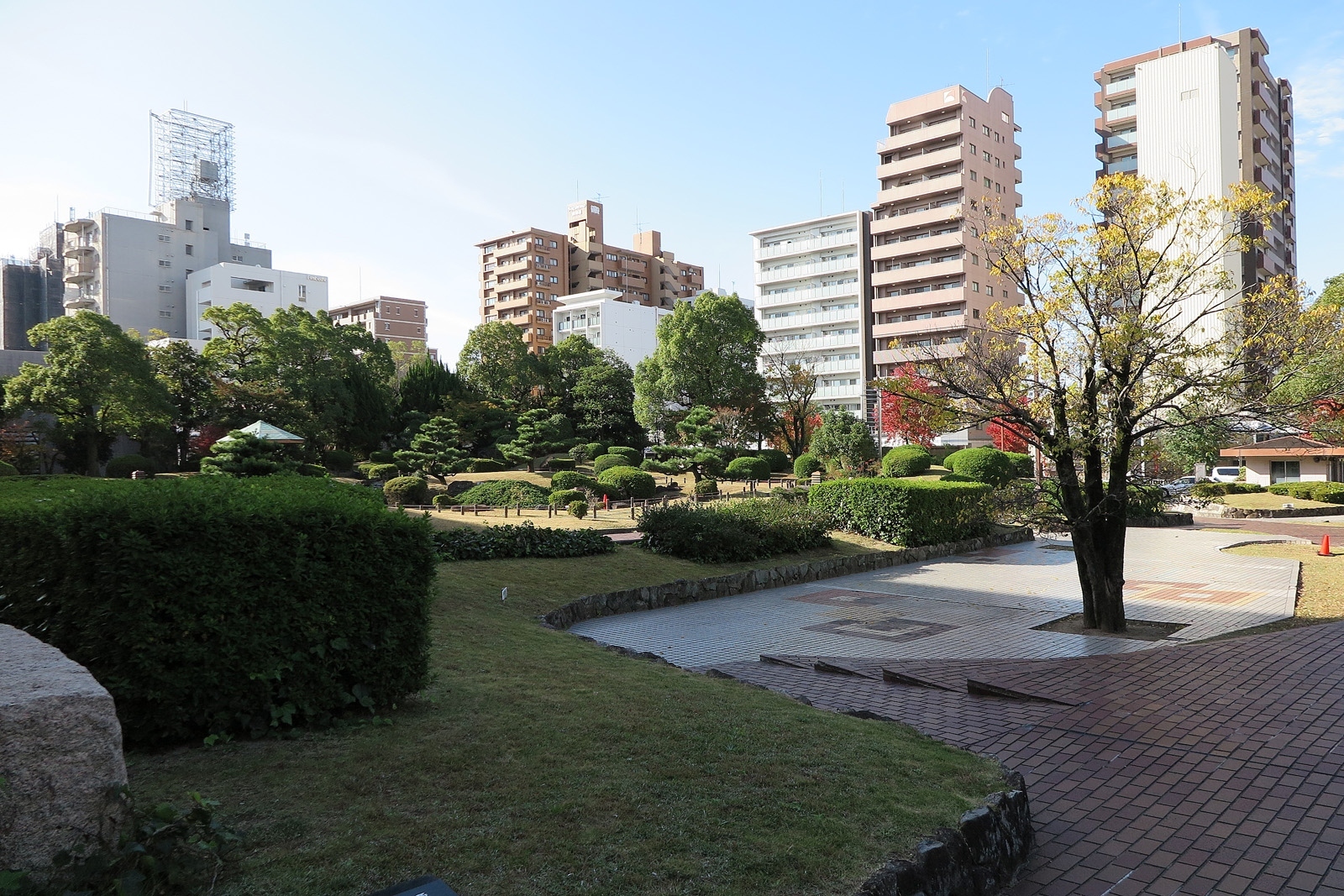 建物正面の前庭も贅沢仕様です 