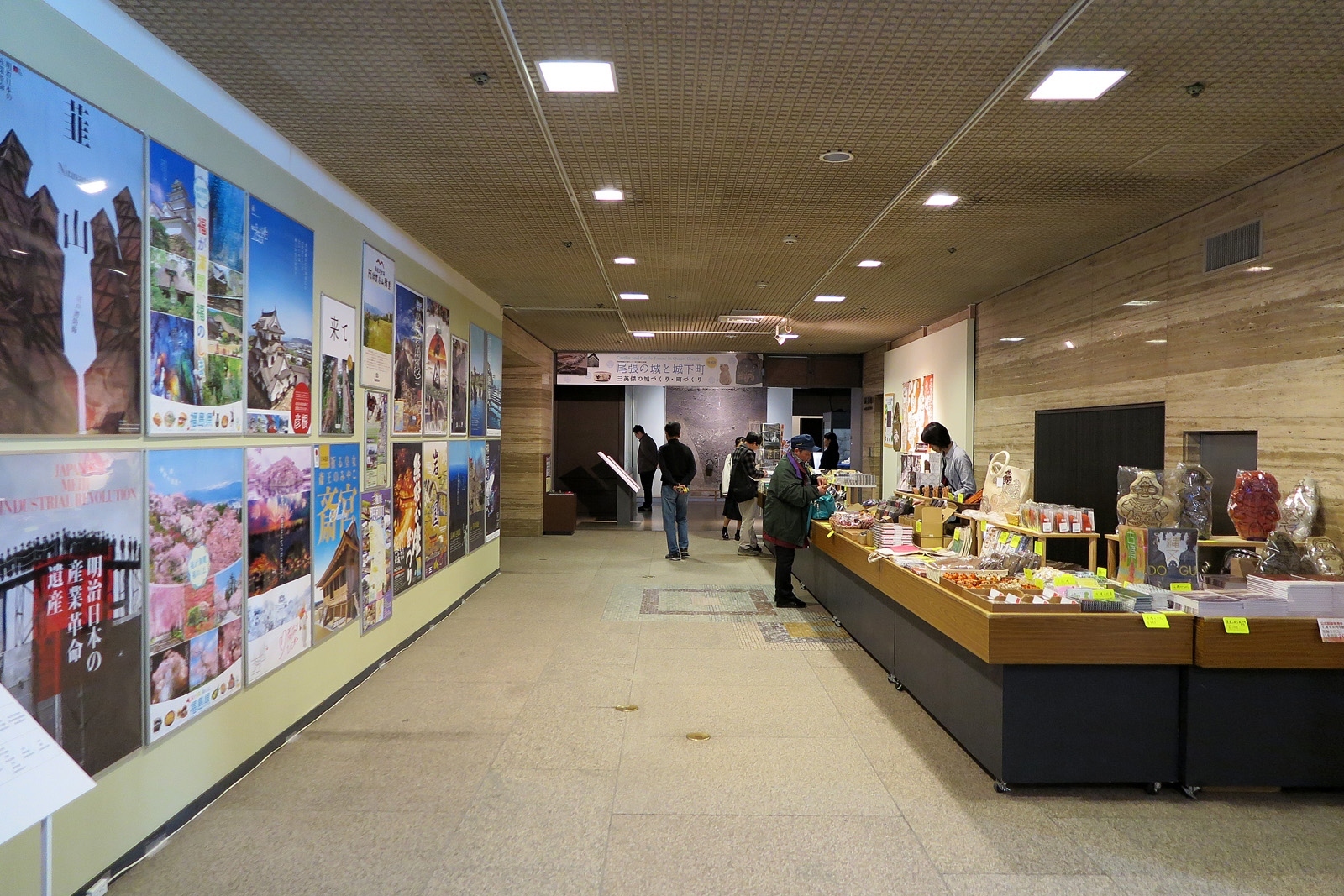 特別展会場を出ると、奥に地域展会場がありました 