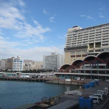 泊港にドーンと建ってます