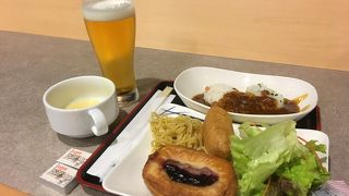 簡素な食事のラウンジ