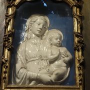 アンドレア・デッラ・ロッビアの「聖母子像」が必見です。