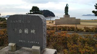 竹島など近海を見ながら穏やかな海岸を散歩できます