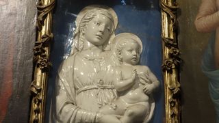 アンドレア・デッラ・ロッビアの「聖母子像」が必見です。