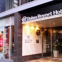 名古屋駅太閤口近く、交差点角の目立つ場所にあるホテルです。