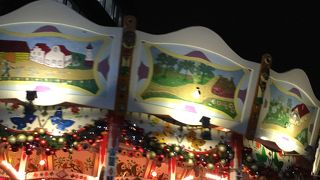 メリーゴーランドの有るクリスマスマーケット