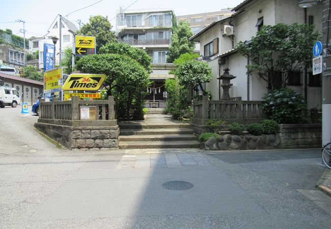 崖下のような立地の神社
