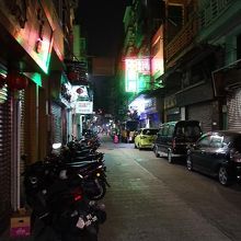 夜の十月初五日街です。狭い脇道ですね・・