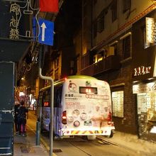 途中でバスが横切ってびっくりです。