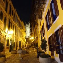 ここから、セナド広場の上の方に出ることができます。