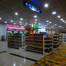 出発フロア－にあるチャットが使える売店