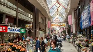 JR阿佐ヶ谷駅の南方面に伸びるアーケード型のショッピング街