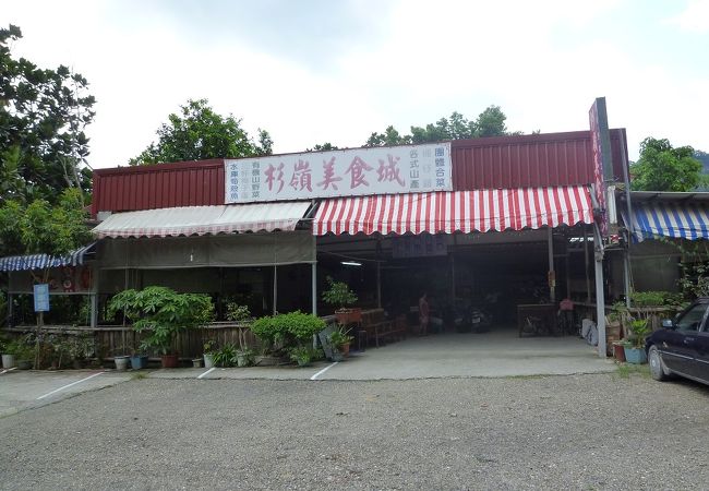 明園温泉の目の前にある小吃店、便利です