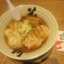 海老ワンタン麺の様子