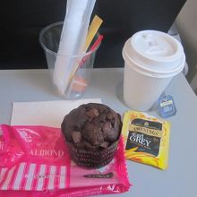 CTS→NGOでは、チョコマフィン＋紅茶をチョイス