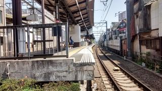 閑静な住宅街を通り抜けていて、徒歩散策などにもベストな路線