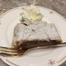 アップフェルシュトゥルーデル　生クリーム添え 