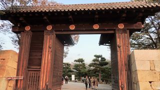 白亜の要塞の入り口