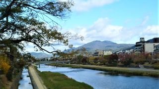 もう色づいた紅葉の鴨川 
