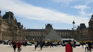 観光客が多すぎてモナ・リザの前はすごいことになっていました