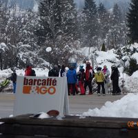 ボーヒン湖畔のバス停前。スキー場行のバスを待ちます