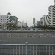 小名木川には、大きな橋が架けられ、両岸には、ビルが見られます