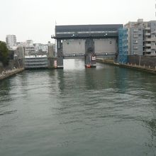 小名木川と隅田川の合流点には、大きな水門が設置されています。