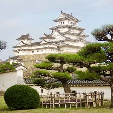 庭園の緑と白鷺城