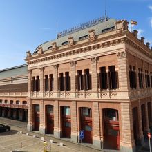 旧駅舎（屋根がかまぼこ型）を右に見ながら進み