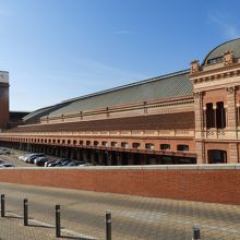 時計のついている高い塔がすぐ近くに見えたら右へ