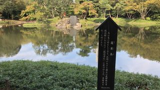 大泉水に浮かぶ小さな島