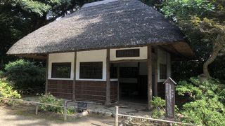 茅葺き屋根の建物