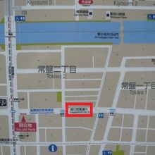 深川芭蕉通りの案内板です。萬年橋通りまで、西に延びています。