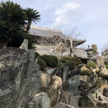 見上げると本堂が見える