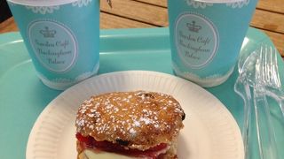 カフェ（夏の一般公開エリア）もロイヤルカラー