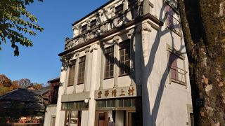 モダンな雰囲気の建物。