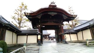 京都駅北口を烏丸通りに沿って北上すると最初に見られる立派な木造の門です