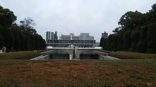 基本的には平和の尊さを考えさせられる施設が多いのですが…