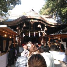 神社の社殿です。その左右でかっこめを領布しています。