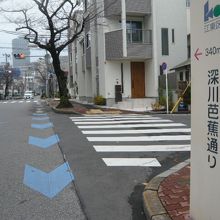 深川芭蕉通りの中央部分の様子です。静かな環境の通りです。