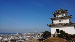 堅固な石垣と可愛らしい天守!!