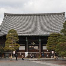 大ぶりなお堂だ