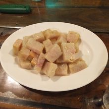 魚のがんも風、タレをつけて食べます