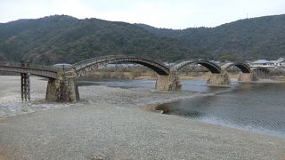 アーチ状の美しい木造橋