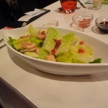 レタスの野菜サラダかフルーツサラダ