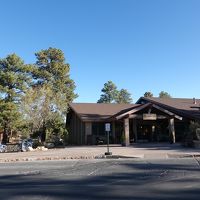 チェックイン、ギフトショップ、レストランのある建物